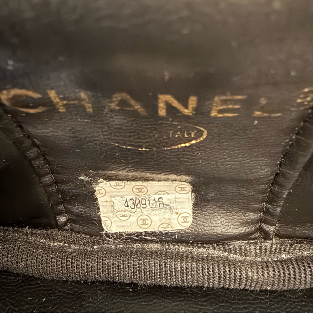 CHANEL Patent Leather Black Vanity Bag with Gold Hardware - Picture 9 of 11